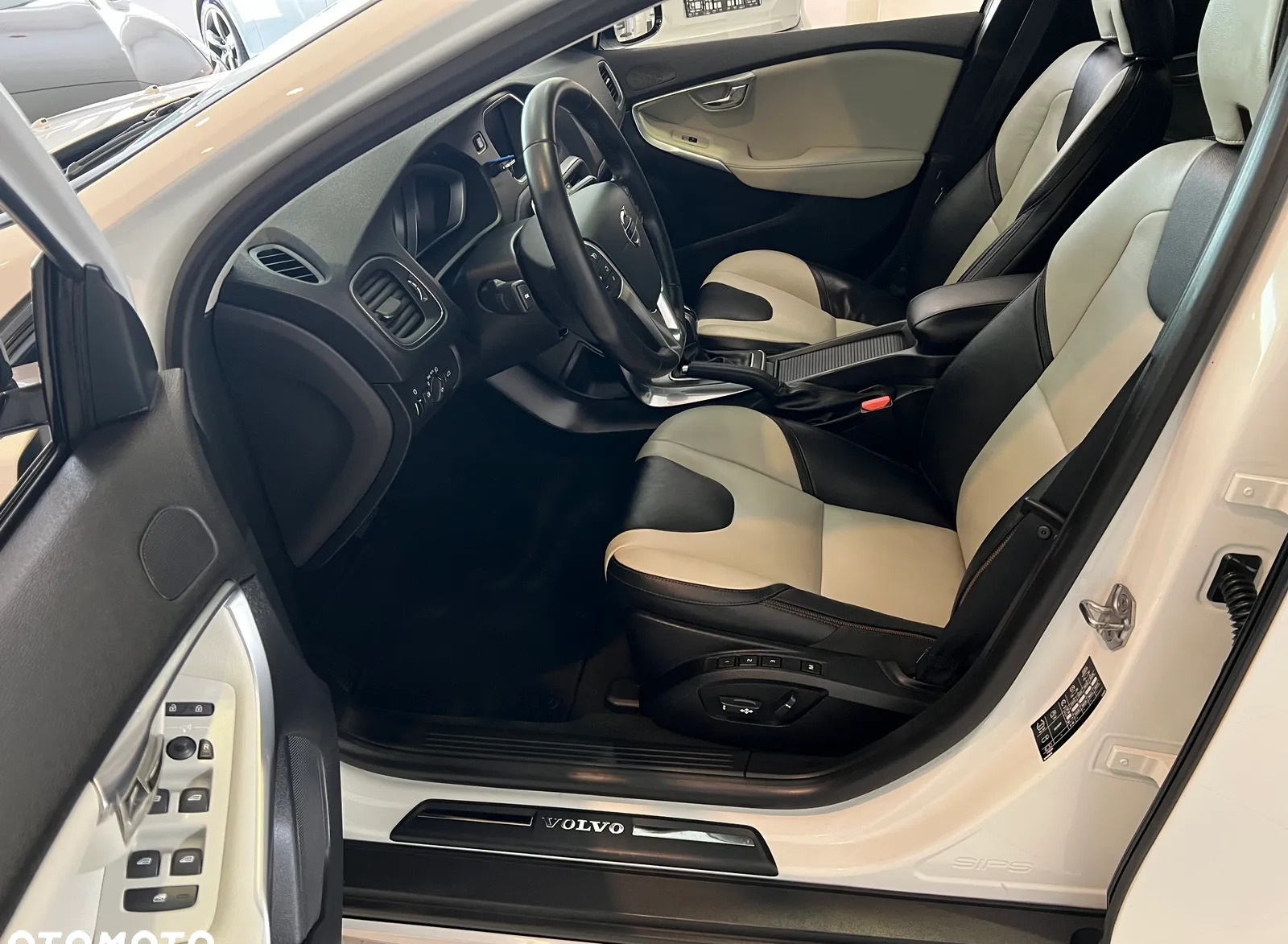 Volvo V40 cena 85900 przebieg: 142000, rok produkcji 2016 z Pilawa małe 562